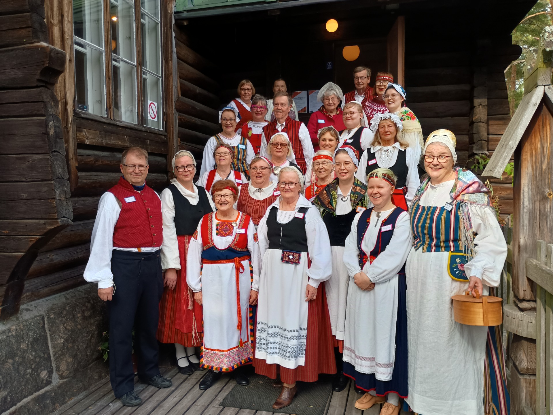 ryhmäkuva kansallispukutuuletuksesta 6.7.2025, kuvaaja Päivi Salenius